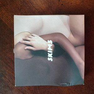 Skims Kim Kardashian Scoop neck bodysuit	Marble L/XL